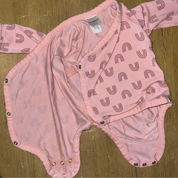Hanna Andersson Layette Baby Top 6-12 Months in Pink Rainbow Print One Piece - Picture 6 of 7